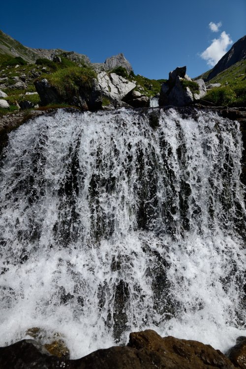 Petite cascade avec l'eau figée (Glattalpsee, Suisse)(MO-18-0138)